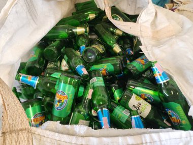 Atık maddeleri geri dönüşüm için ayır. Atıkları azaltmak için kağıt, cam şişeler, plastik şişeler, meşrubat kutuları ve hurda metaller gibi satılabilir veya yeniden kullanılabilir. Bangkok, Tayland, 2022-11-10