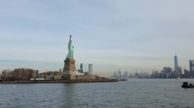 Özgürlük Anıtı 'nın çevresindeki manzara büyük bir anıttır. Ve Amerika 'nın New York eyaletindeki Liberty Island' da manevi değeri var.