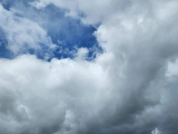 Przed Burzą Niebo Było Mocno Zachmurzone Czarnymi Chmurami — Zdjęcie stockowe