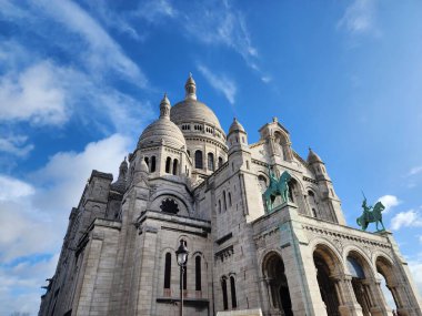 Basilique du Sacr Coeur Paris 'in kutsal kalbi La butte Montmartre' ın tepesinde oturur. Beyaz mermer bir kilise. Fransa 'dan uyarlanmıştır Filmden bir sahne 