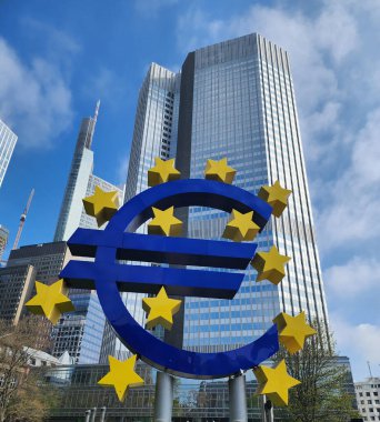 12 yıldızlı mavi euro sembolü Almanya 'nın Frankfurt kentinde bulunuyor..