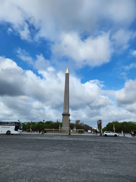 重要なランドマークであるルクソール オベリッシュは 目立つ古代のオベリスクです コンコルド広場の中心部に位置しています 2023年3月30日 — ストック写真
