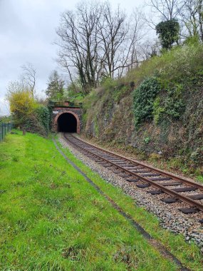 Weinheim Tüneli Almanya. Eski bir tünel. Doğayla iç içe.