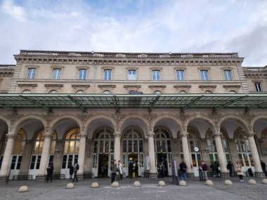 Gare de l 'Est (Paris Mtro) Fransa' nın başkenti Paris 'teki büyük bir ana hattın terminal istasyonu. Her yıl çok sayıda turist gelir ve halk bu hizmeti kullanmak için gelir. İnsanların geçmişini bulanıklaştır