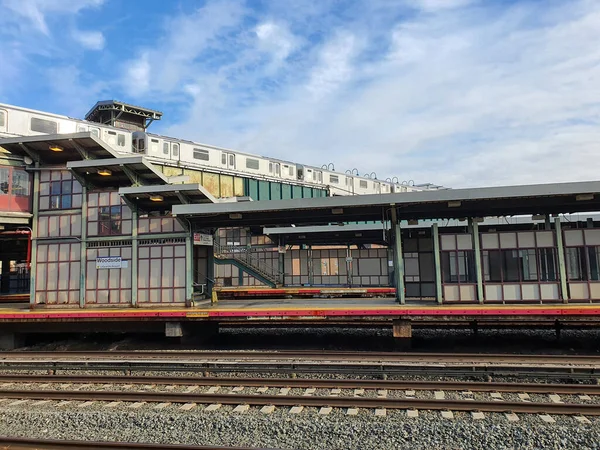 Woodside is a station on the Main Line of Long Island Rail Road and the Port Washington branch in Queens' Woodside in New York City. By train to the east from Penn Station Usa.