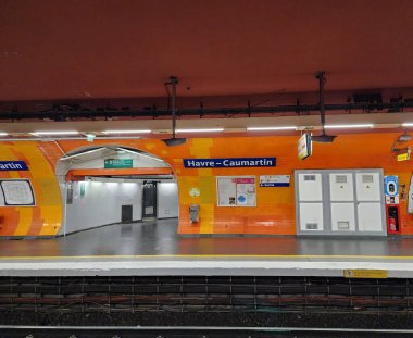 Metro istasyonu HavreCaumartin bu istasyon Caumartin Bulvarı ve Haussmann Bulvarı 'nın kesiştiği yerdedir. Ekim 1904 'ten beri Paris, Fransa' da açık. 2023-03-29.
