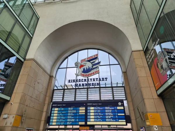 Mannheim Centraal Station Een Grote Passagierstrein Schema Reizigers Bedienen Toeristen — Stockfoto