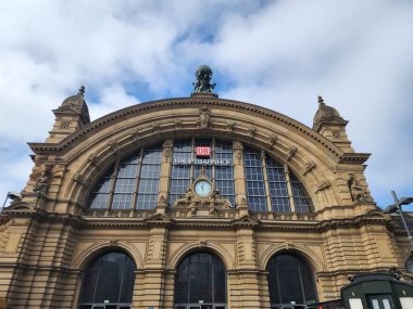 Frankfurt ana tren istasyonu Frankfurt 'taki en çok yolcuya sahiptir. Günde 350.000 'den fazla yolcusu olan ülke, ülkedeki en yüksek ikinci yolcu sayısına sahip. Frankfurt, Almanya. 2023-04-14.