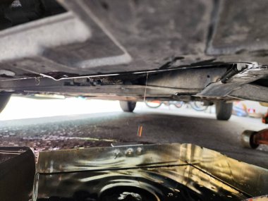 Araba krikoyu kullanarak, motor yağını değiştirerek ve bakımı kontrol ederek bakım hizmeti.