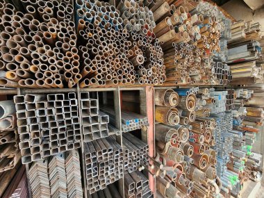 Endüstriyel uygulamalarda kullanılan farklı tür ikinci el demiri