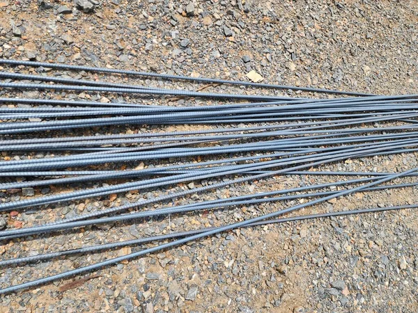 Çelik, gerilme gerilimi olan bölgelerde betonu güçlendirmek ya da betonun çatlamasına direnmek için kullanılır..