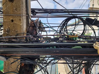 Kablo ve telekomünikasyon. Elektrik direğine bağlı birçok elektrik hattı görüntüyü bozuyor. Ve tehlikeli olabilir.