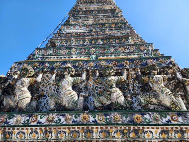 Phra Prang Wat Arun ya da Şafak Tapınağı 'nın mimarisi güzeldir. Maymunların, meleklerin ve devlerin Meru Dağı 'nı taşımaya yardım ettiğine inanılır..