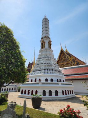 Phra Asada Maha Chedi Wat Phra Sri Rattana Satsadaram 'ın önüne dizildi, Buda, Bangkok, Tayland' a adak olarak yapıldı..