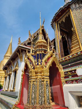 Sema cephesi başka bir mimari tarzdır. Kültürel değeri ile, kemer kare. Kemerin üst kısmı pagoda şeklinde. Wat Phra Kaew, Bangkok, Tayland.