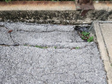 Asfalt yol yüzeyi çöktü, hasara ve çöküşe neden oldu. Tamir edilmeli ve bakım yapılmalı.