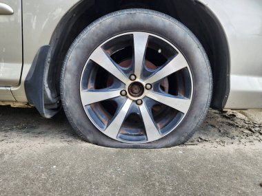 Araba lastikleri uzun zamandır havasız park halindedir. Daire kullanılamayacak kadar hasar görmüştü..