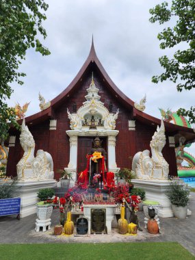 Wat Tha Sabang, Tayland 'ın Roi et eyaletinde yer almaktadır. Burası Budistler için bir ibadethane ve kutsal bir yerdir..