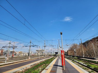 Milano Centrale tren istasyonu İtalya 'nın Milano kentinin ana tren istasyonudur. İstasyonun birkaç tren için platformu var ve çok geniştir..