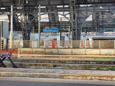 Milano Centrale tren istasyonu İtalya 'nın Milano kentinin ana tren istasyonudur. İstasyonun birkaç tren için platformu var ve çok geniştir..