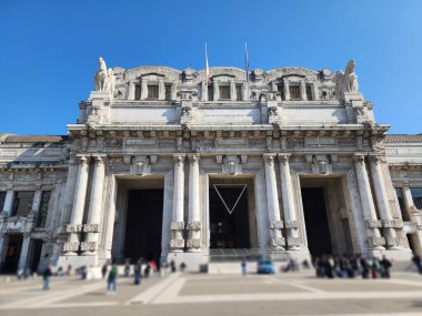 Milano Centrale, İtalya 'nın Milano şehrinin çevresindeki şehirlerle yüksek hızlı bağlantıları bulunan ana tren istasyonu. Fransız mimarlar tarafından tasarlandı. Bulanık insan figürü