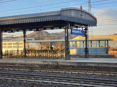 Arquata Scrivia istasyonu, Cenova, Milano ve Torino gibi İtalyan şehirleriyle bağlantıları bulunan şehrin ana tren istasyonudur..