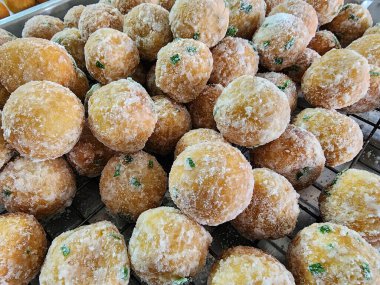 Kızarmış Mung Fasulyesi Doldurulmuş Topları glüten pirinç unundan yapılan geleneksel bir aperatiftir tatlı patatesle karıştırılmış, fasulye ve baharatla doldurulmuş, yumurta şeklinde ve altın kahverengiye kadar kızartılmıştır. 