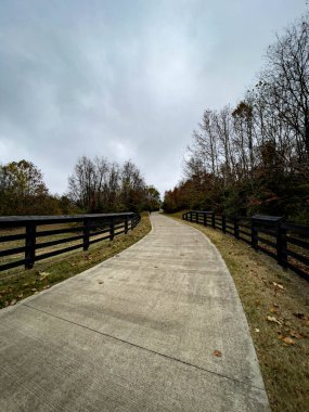Gazi parkındaki ağaçlı patika, Lexington KY
