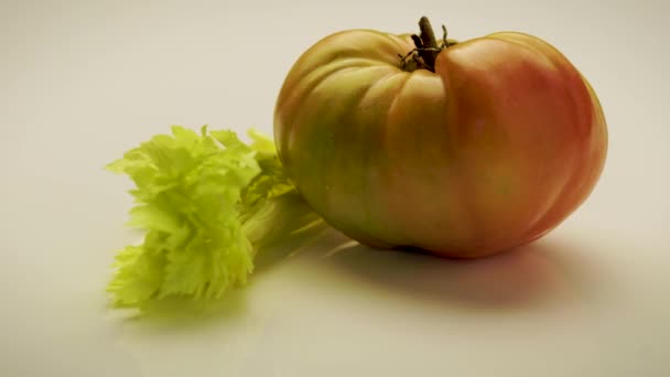 Domácí Pěstované Zahradní Rajče Vedle Celerového Listí Světlém Pozadí — Stock video