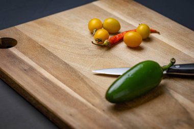 Tahta bir masada sebzeler.