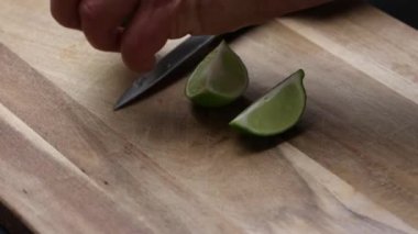 Ekşi yemek malzemeleri hazırlıyorum.