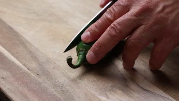 Homem Mão Cortando Jalapeo Pimenta Com Faca Afiada Placa Corte — Vídeo de Stock