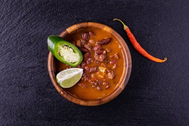 Baharatlı sos, ekşi biber ve biber, limon ve biber.