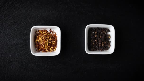 Deux Petites Assiettes Porcelaine Blanche Remplies Grains Poivre Noir Poivre — Video