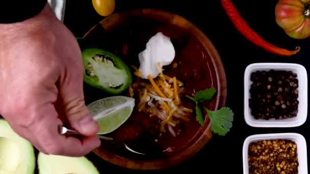 Mit Einem Löffel Garnierungen Traditionelle Hausgemachte Chili Holzschüssel Serviert Mischen — Stockvideo