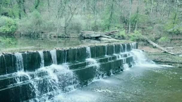 Konstgjord Vattenfall Glenns Bäck Nära Kentucky Floden Grund Bourbon Destilleri — Stockvideo