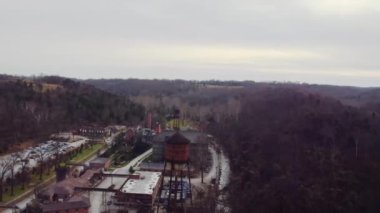 Kentucky kırsalındaki Kale ve Anahtar Damıtımevi 'nin hava manzarası