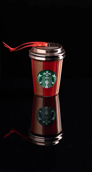 Kaffeetasse Weihnachtsschmuck Auf Schwarzem Hintergrund — Stockfoto