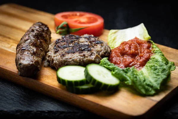 Barbecue Dish Placed Wooden Cutting Board — Stockfoto