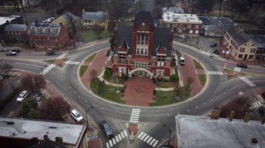 Bardstown, Kentucky 'deki eski adliye sarayındaki trafiği çeşitli araçlar ve döner kavşakta ulaşım şekilleriyle değiştiriyoruz..