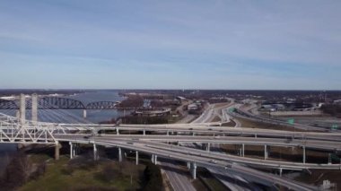 Araçların Louisville, KY 'deki otoyol kavşaklarında Kentucky Nehri' ndeki köprülere giden farklı yönlerdeki hareketleri..