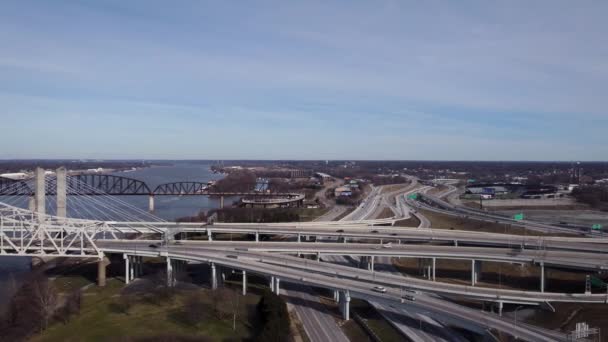 Κίνηση Των Οχημάτων Διάφορες Κατευθύνσεις Στις Διασταυρώσεις Αυτοκινητόδρομο Στο Louisville — Αρχείο Βίντεο