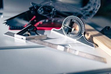 Ayrıntılar, ahşap atölye araçları ve ölçüm cihazlarının kapatılması