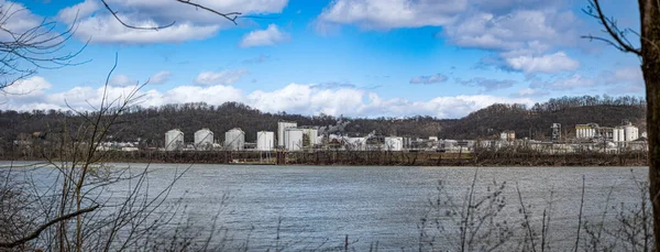 Produktionsanlagen Auf Der Anderen Seite Des Ohio River — Stockfoto