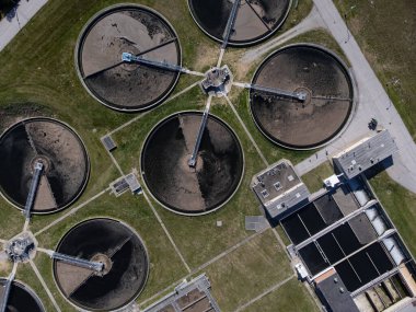 Suyu geri dönüştürmek ve nehre geri göndermek için fabrikanın hava görüntüsü..