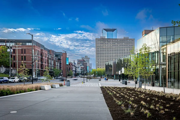 Orta batı Amerika şehrinin merkez caddesindeki modern binalar.