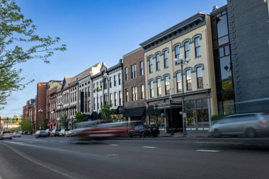 Şehir binaları ve dükkanlarıyla sokak manzarası