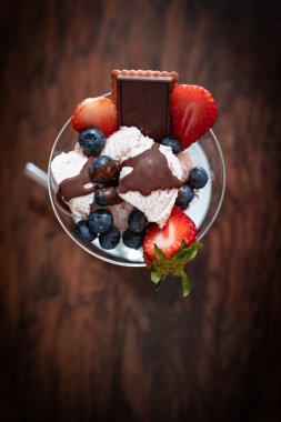 Taze ev yapımı çikolatalı dondurma.