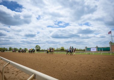 Lexington, Kentucky - 18 Nisan 2023: Çalışanlar Keenland 'daki bir pistte yarış atlarını yönetiyor