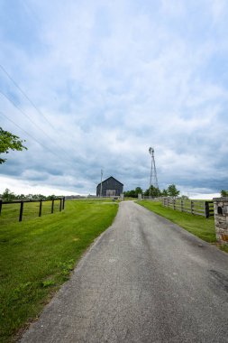 Arka planında bulutlu gökyüzü ve doğa olan kırsal alan.